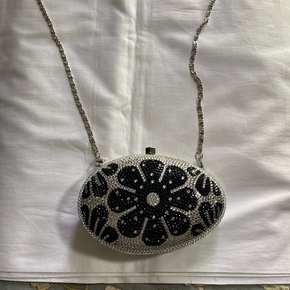 The perfect bay company metal purse with crystals and silver chain strap - Picture 2 of 12